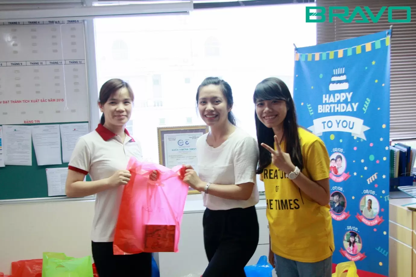 Không khí Ngày Tết thiếu nhi tại đầu cầu Hà Nội