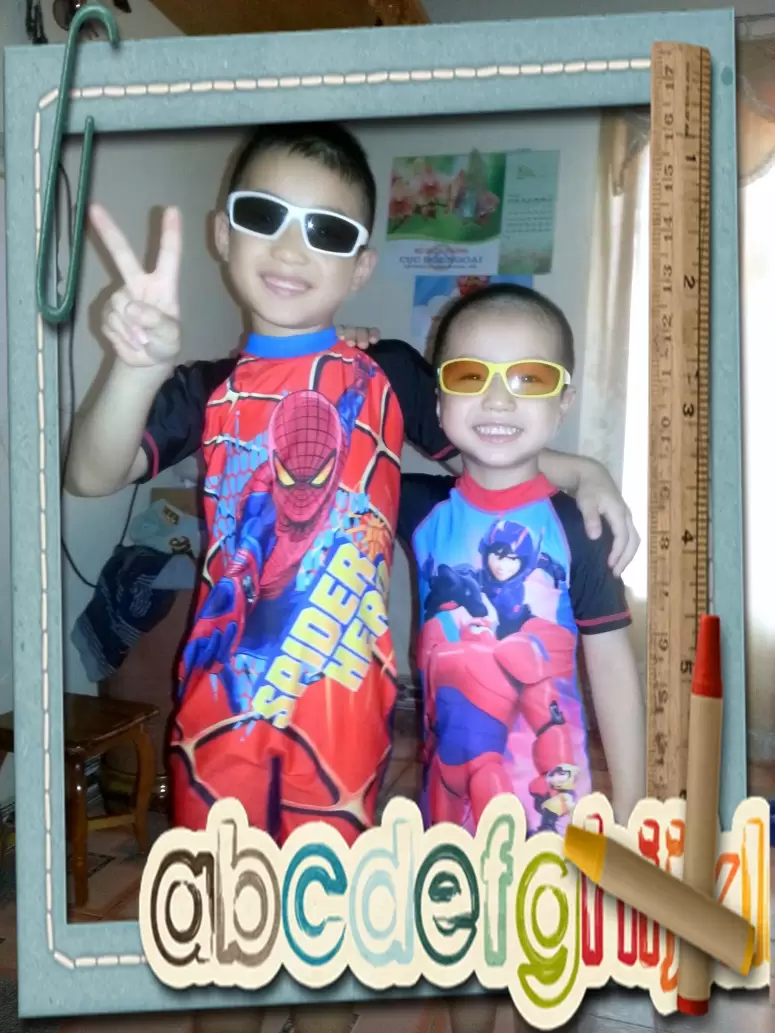 Nụ cười của các bé khi nhận quà