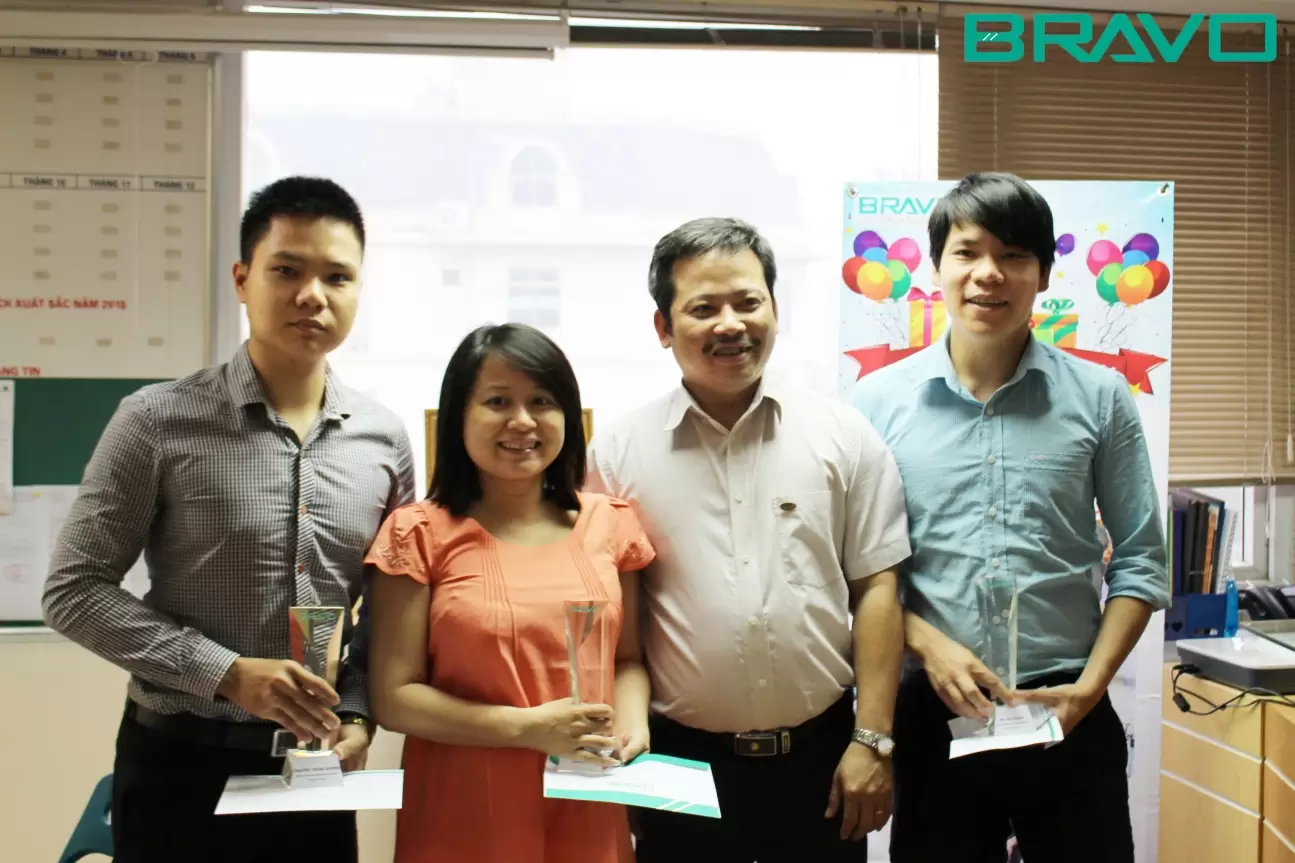 Cúp nhân viên xuất sắc dành cho những nỗ lực (ảnh 1) Cúp nhân viên xuất sắc dành cho những nỗ lực