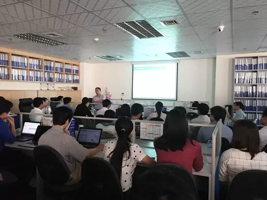 CBNV các phòng ban BRAVO-HCM chăm chú lắng nghe những chia sẻ