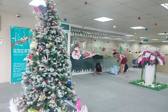 Ai cũng thích thú, tự tay trang trí, thay đổi không khí nơi làm việc khi ngày lễ Noel đang đến gần