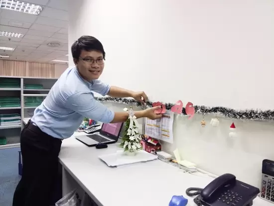 Mọi người tự tay trang trí cho chỗ ngồi làm việc của mình với ông già tuyết, đàn tuần lộc..