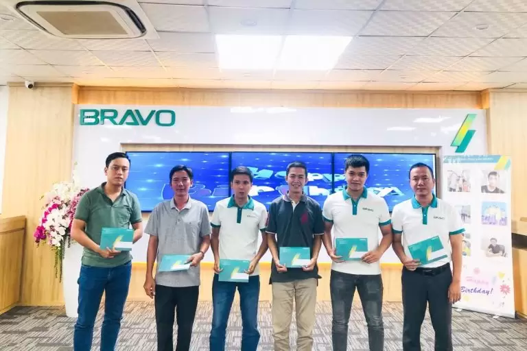 Trao Cúp NVXS và chúc mừng sinh nhật cho CBNV tại BRAVO ĐN