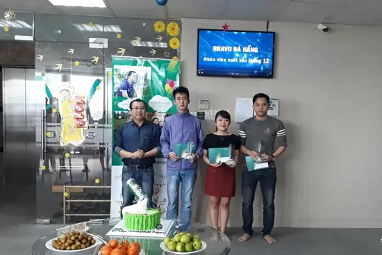 Ban lãnh đạo BRAVO-ĐN trao Cup cho nhân viên có thành tích xuất sắc tháng 12