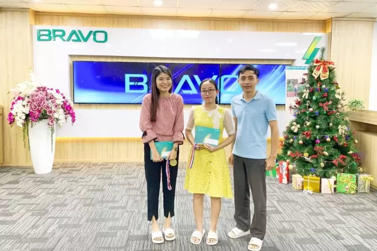 Trao cúp Nhân viên xuất sắc và tổ chức sinh nhật tháng 12 cho CBNV