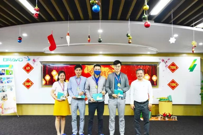 Trao cúp Nhân viên xuất sắc tháng 1/2021