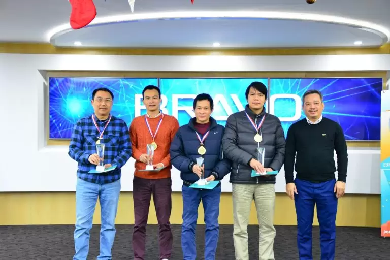 Trao cúp Nhân viên xuất sắc tháng tại BRAVO HN