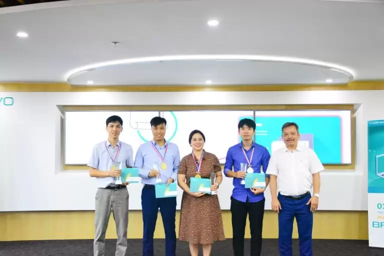 Trao cúp Nhân viên xuất sắc tháng 10/2020