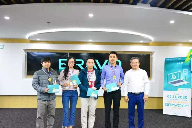 Trao cúp Nhân viên xuất sắc và giải Khuyến khích PTSP tháng 11/2020