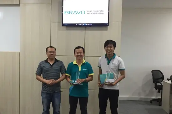 Thay mặt Ban lãnh đạo Công ty, anh Nguyễn Đức Sơn – Trưởng VPĐD BRAVO-ĐN đã lên trao Cúp cho 02 CBNV xuất sắc lần này