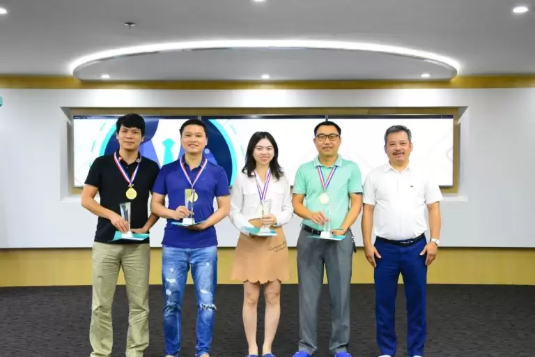 Trao cúp nhân viên xuất sắc tháng 8/2020