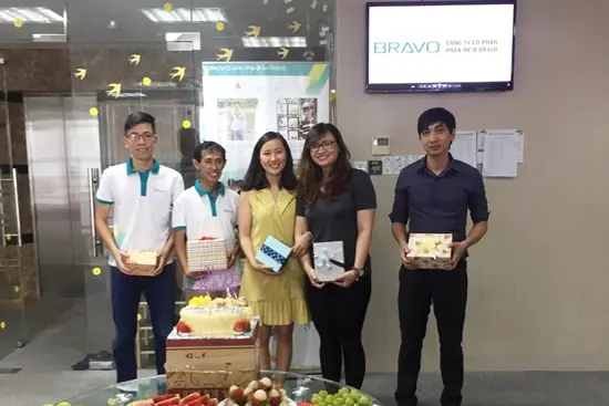 Các CBNV có sinh nhật tháng 5 đón nhận tình cảm từ phía đồng nghiệp trong văn phòng Các CBNV có sinh nhật tháng 5 đón nhận tình cảm từ phía đồng nghiệp trong văn phòng