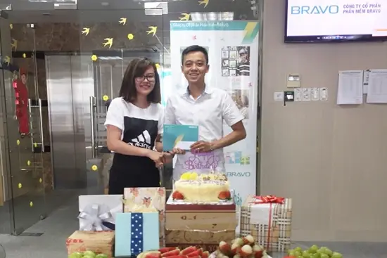 Anh Nguyễn Xuân Quỳnh vui mừng nhận giải thưởng chương trình “Góp gạch xây Nội san” Anh Nguyễn Xuân Quỳnh vui mừng nhận giải thưởng chương trình “Góp gạch xây Nội san”