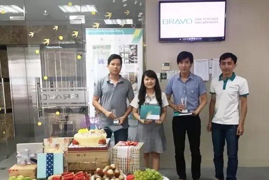 Anh Nguyễn Đình Lâm – Trưởng phòng Bảo hành lên trao Cúp NVXS tháng 4 cho các thành viên