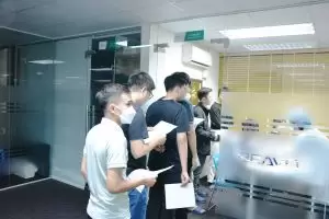 CBNV xếp hàng chờ lấy mẫu xét nghiệm