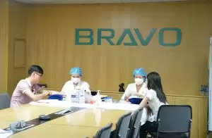 Các bác sỹ tiến hành lấy máu trong buổi khám đầu tiên tại văn phòng công ty