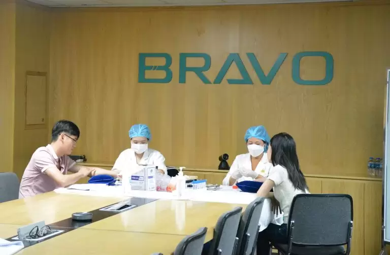 Các bác sỹ tiến hành lấy máu trong buổi khám đầu tiên tại văn phòng công ty