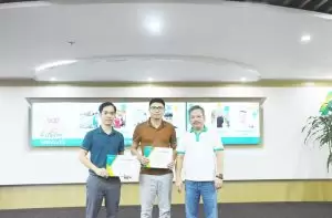 Biểu dương và trao thưởng nóng cho nhóm CBNV ký kết hợp đồng với Công ty Minh Ngọc