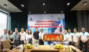 Lãnh đạo, các thành viên đội dự án hai bên chụp ảnh kỷ niệm