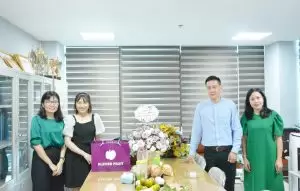 Tặng hoa và chúc sức khỏe thầy cô Khoa HTTTQL - Học viện Ngân Hàng