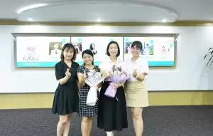 Đại diện công ty tặng hoa tới “cô giáo” Nguyễn Thu Huyền và Nguyễn Thị Hoa – Phòng Kiểm thử Sản phẩm, đào tạo nghiệp vụ kế toán và chương trình cho các lớp nhân viên mới