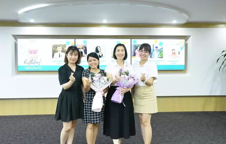Đại diện công ty tặng hoa tới “cô giáo” Nguyễn Thu Huyền và Nguyễn Thị Hoa – Phòng Kiểm thử Sản phẩm, đào tạo nghiệp vụ kế toán và chương trình cho các lớp nhân viên mới