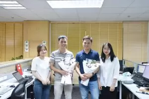 Tặng hoa chúc mừng “thầy giáo” Nguyễn Xuân Dũng và Đỗ Đại Lộc – Phòng Tư vấn Giải pháp đào tạo các lớp sinh viên thực tập