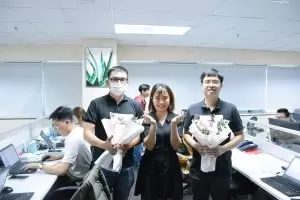 Tặng hoa tri ân “thầy giáo” Đinh Văn Hải và Đặng Quốc Khánh – Khối Phát triển Sản phẩm đào tạo các lớp nhân viên mới và sinh viên thực tập