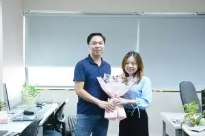 Tặng hoa chúc mừng “thầy giáo” Nguyễn Việt Hoàng – Phòng Bảo hành đã luôn trách nhiệm, tâm huyết chia sẻ nhiều kiến thức bổ ích cho các lớp sinh viên thực tập