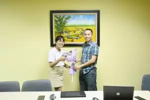 Tặng bó hoa tươi thắm tới “thầy giáo” Lê Minh Quang – TP. Kỹ thuật Triển khai số 4 với những tâm huyết đào tạo các lớp sinh viên thực tập