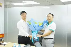 BRAVO tặng bó hoa tươi thắm cho đại diện BLĐ Hợp Lực, chúc dự án thành công thuận lợi