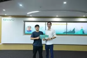 Gửi lời chúc tốt đẹp nhất và trao những món quà sinh nhật tới đồng nghiệp