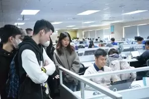 Sinh viên hào hứng tìm hiểu các phòng ban làm việc tại BRAVO và được các anh chị tận tình giải đáp