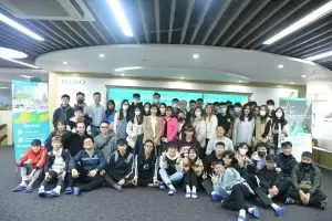 Chụp ảnh kỷ niệm cùng sinh viên và các thầy cô Khoa CNTT, ĐH Tài chính Ngân hàng