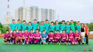 Ảnh: Đội hình ra sân của BRAVO (áo xanh) và Park Riverside (áo tím)