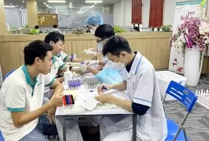 CBNV BRAVO ĐN lấy máu xét nghiệm trong buổi khám đầu tiên tại văn phòng công ty