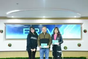 Tặng quà và gửi lời chúc đến CBNV có ngày sinh trong tháng