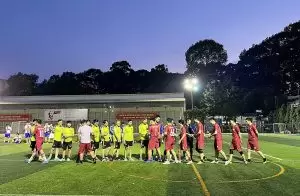 Đội Kinh doanh (áo đỏ) và đội VP-CN-BH (áo vàng) ra sân với quyết tâm cao độ giành ngôi vô địch