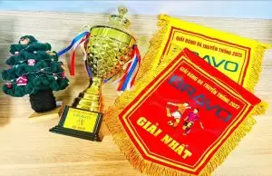 Trao cúp và cờ lưu niệm cho ngôi vị Quán quân BRAVO Cup