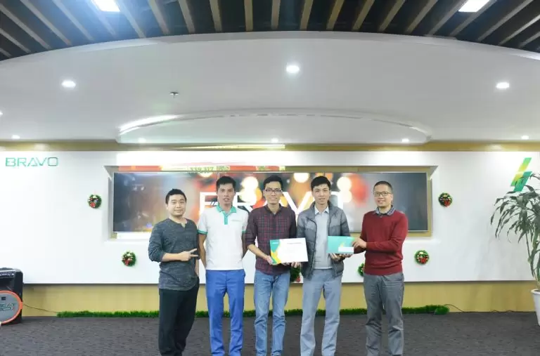 Chúc mừng và khen thưởng thành tích nhóm CBNV Kỹ thuật Triển khai số 1.