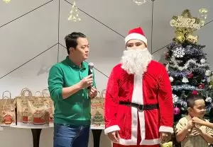 Ông già Noel xuất hiện trong bầu không khí rộn ràng của ngày lễ giáng sinh