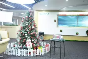 Sảnh văn phòng BRAVO HN được trang hoàng rực rỡ, tràn ngập không khí giáng sinh