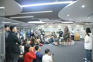 Các thành viên BRAVO HN sôi nổi tham gia trò chơi về giáng sinh