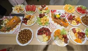 Tiệc ngọt được chuẩn bị chu đáo với trái cây và bánh kem