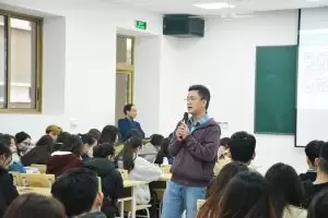 Anh Ninh Ngọc Hiếu – Trưởng phòng Kỹ thuật triển khai 3 chia sẻ cùng sinh viên HVTC