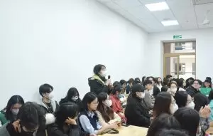 Sinh viên hào hứng đặt nhiều câu hỏi xoay quanh vị trí việc làm tại doanh nghiệp