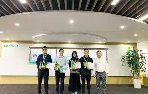 Chúc mừng các nhân viên xuất sắc tháng 11 vinh dự nhận cúp khen thưởng.