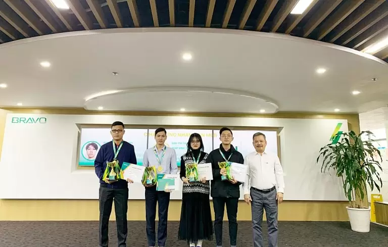 Chúc mừng các nhân viên xuất sắc tháng 11 vinh dự nhận cúp khen thưởng.