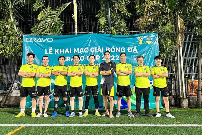 Đội VP-CN-BH chụp ảnh kỷ niệm trong Lễ khai mạc giải BRAVO Cup HCM 2022