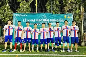 Đội KT01 chụp ảnh lưu niệm trước khi ra sân